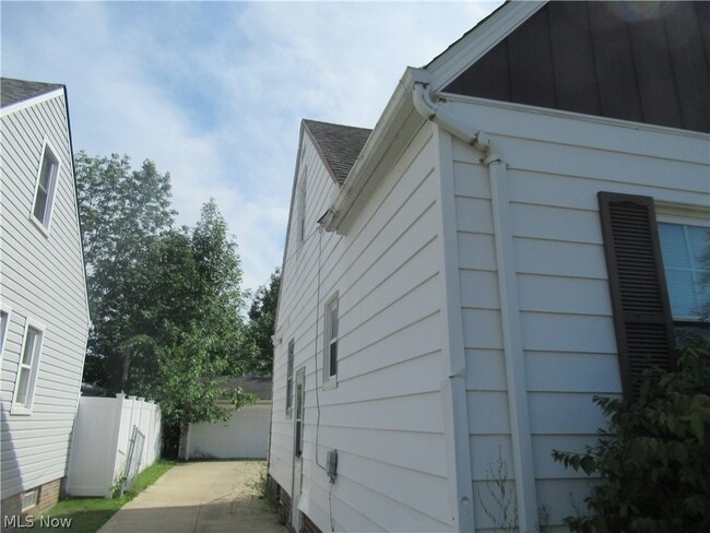 Photo - 5203 Maplecrest Ave