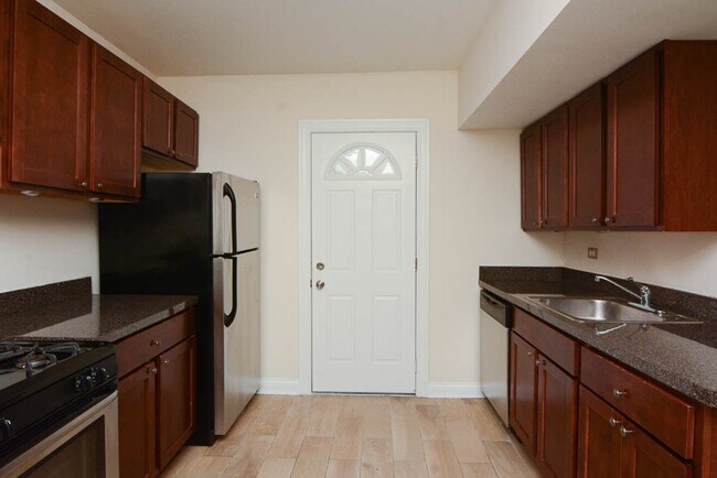 Photo - 3728 N Pine Grove Ave Unit 6H