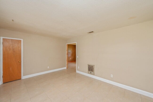 Photo - 421 Quebec Ave