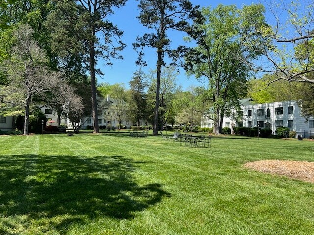 Photo - 1700 N Elm St Unidad K4