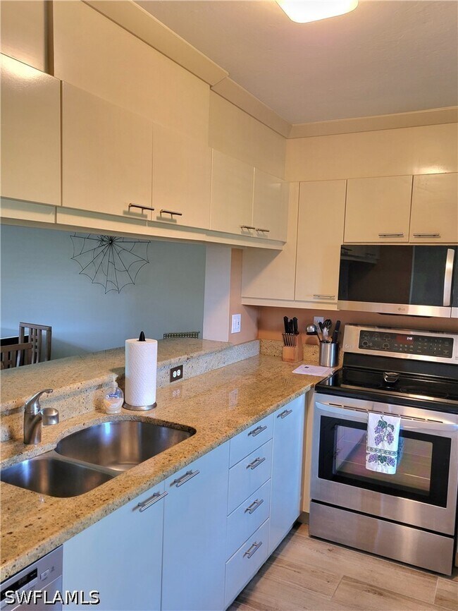 Building Photo - 1001 Eastham Way Unit 106