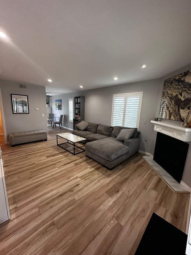 Building Photo - Beautiful, Charming 2-story townhome 2 bedroom and 1.5 bath located on the cusp of Clairemont and...