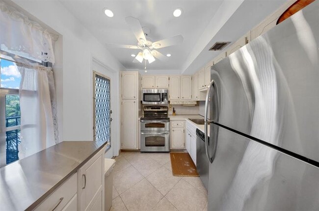 Building Photo - 3000 N Palm Aire Dr Unit 302