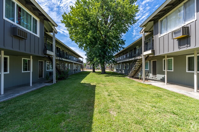 Courtyard - Casa Lido Apartments