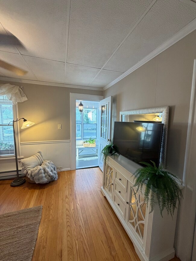 Building Photo - 202 Trump St Unit Upper