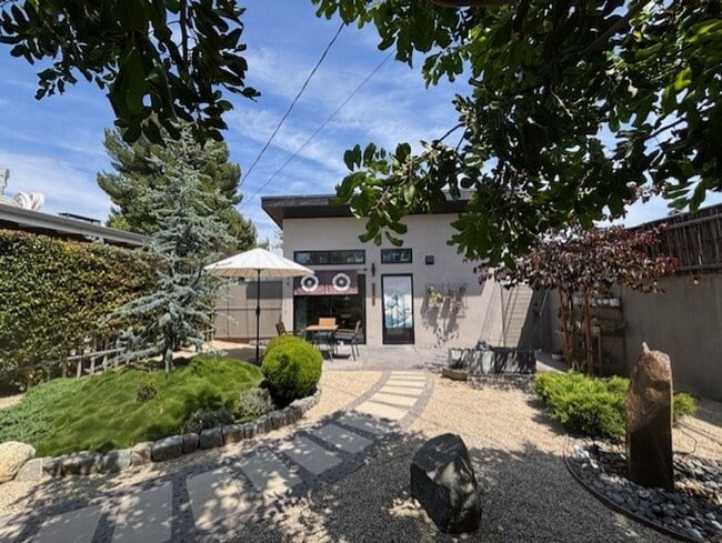 Building Photo - 1 Bed 1 Bath in North Hills Available Now