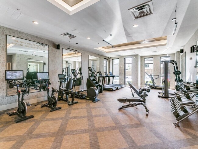 Gimnasio con equipos de entrenamiento cardiovascular y de musculación