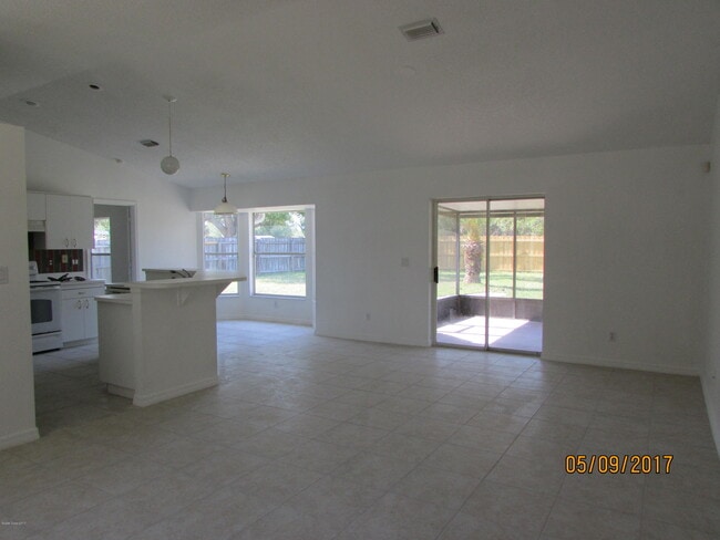 Photo - 407 Delmonico St NE