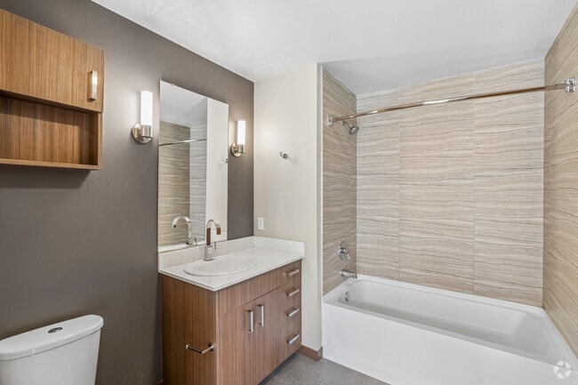 2BR, 2BA - 909SF - Bathroom
