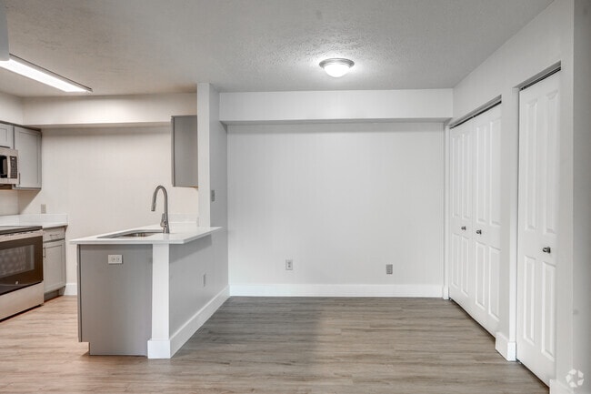 2BR, 1BA - 777SF