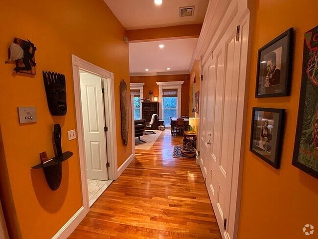 Building Photo - "Charming 2-Bed Haven with Gleaming Hardwo... Rental