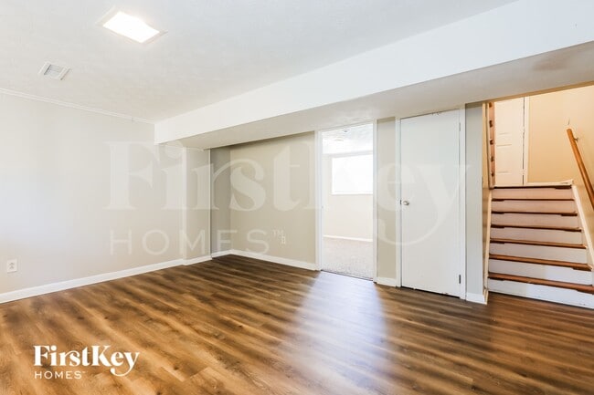 Photo - 568 Dixon Rd