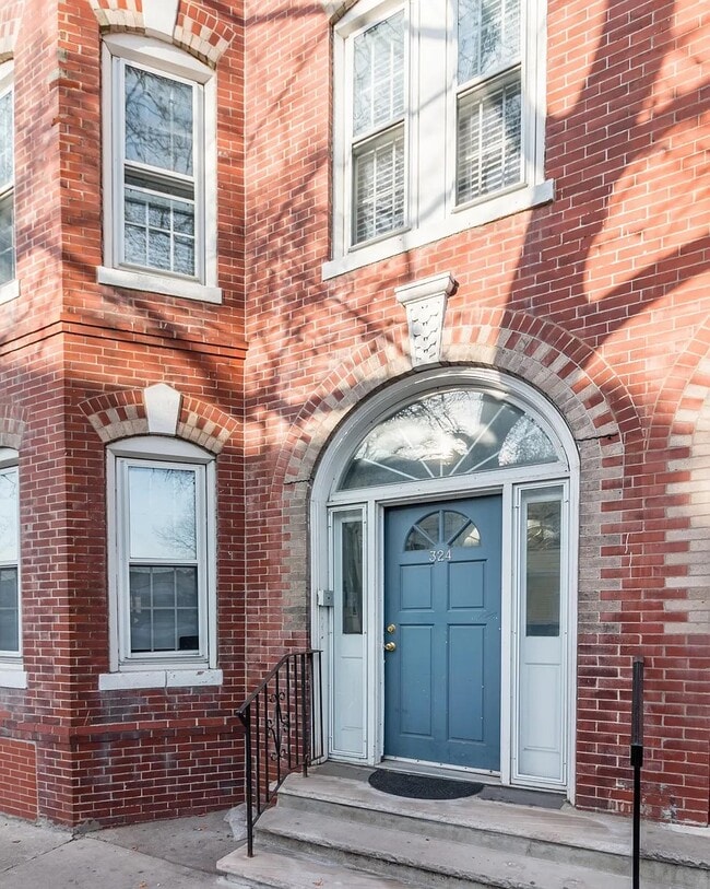 Building Photo - 324 Chelsea St Unit 3