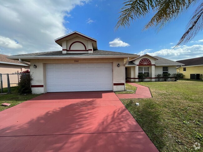 Building Photo - Large Poinciana Home!