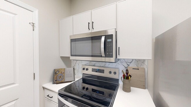 Cocina recién renovada con encimeras de cuarzo - Double Creek Flats Apartments