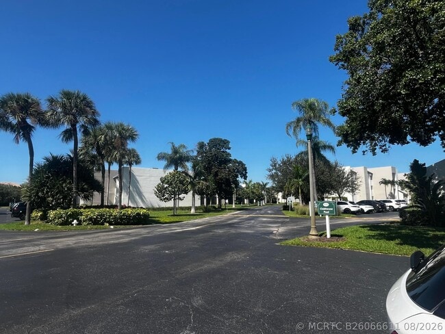 Building Photo - 1605 US-1 Unit V4 203