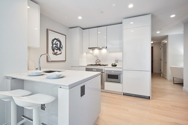 Photo - 135 Seaport Blvd Unidad 908 Rental