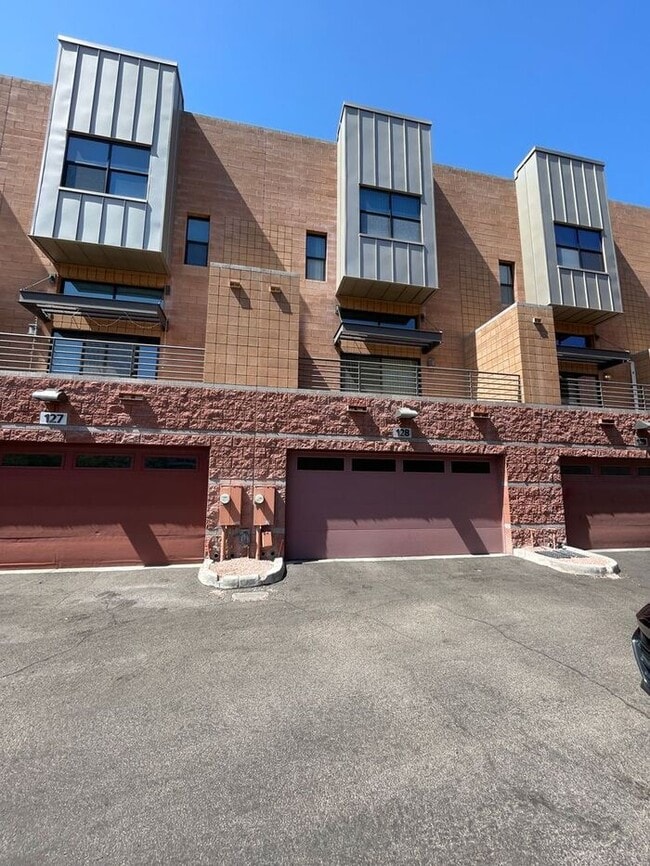 Photo - 330 S Farmer Ave