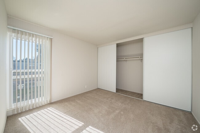 1BR, 1BA - 550SF - Bedroom