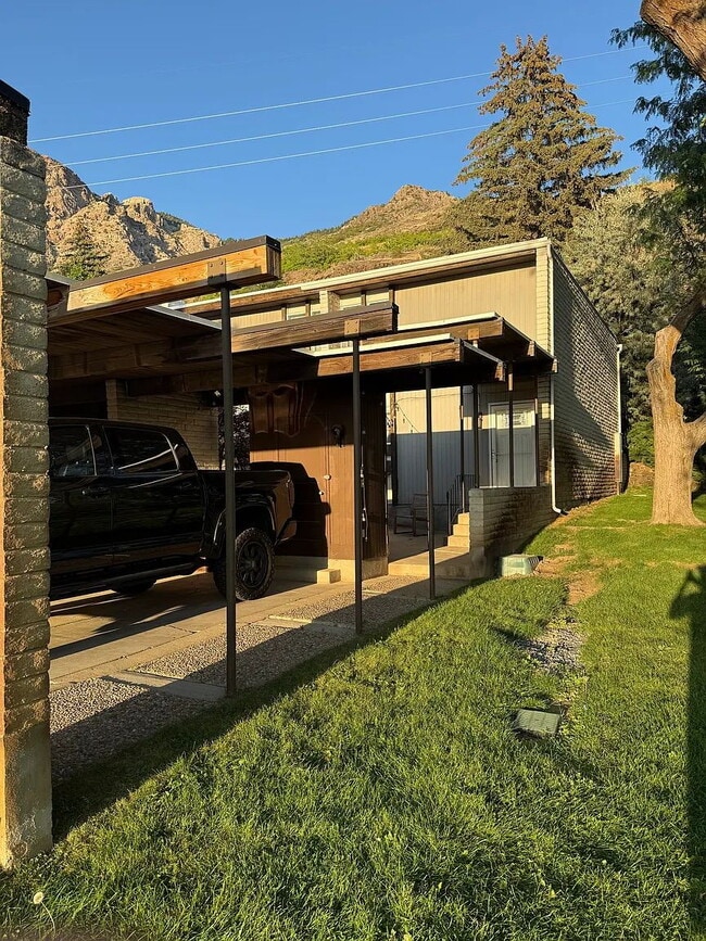 Building Photo - Charming 2-Bed Townhouse with 1.5 Baths in Serene UT Locale Unit 6