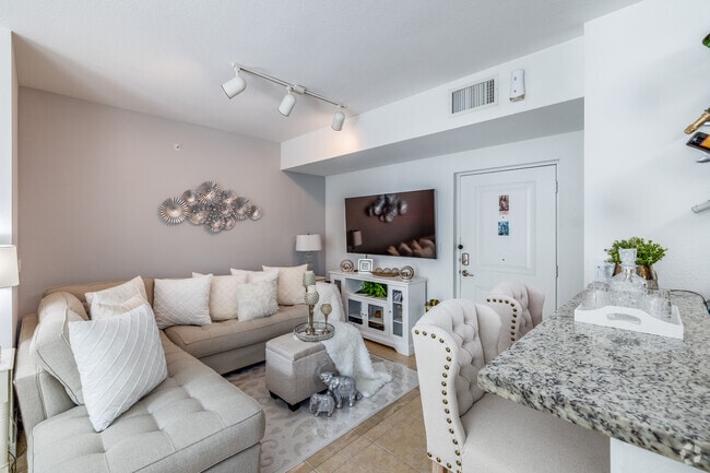 2BR, 2BA - 867SF - Living Room - Circle Creek Apartments