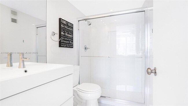 Photo - 770 Claughton Island Dr Unidad 1502