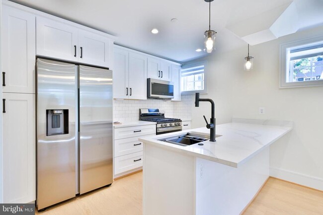Building Photo - 221 S Alfred St Unit 1A