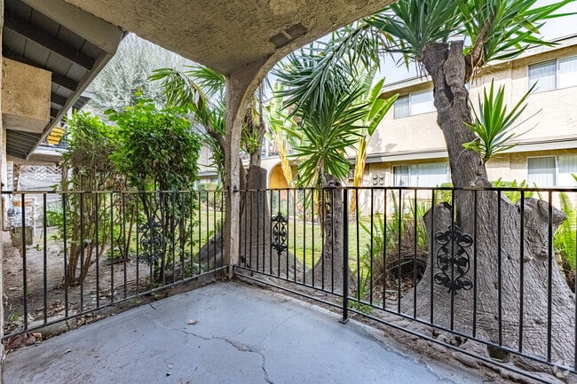 1BR, 1BA - 725SF - PATIO