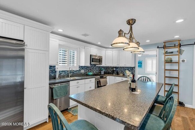 28 E Bonita Way