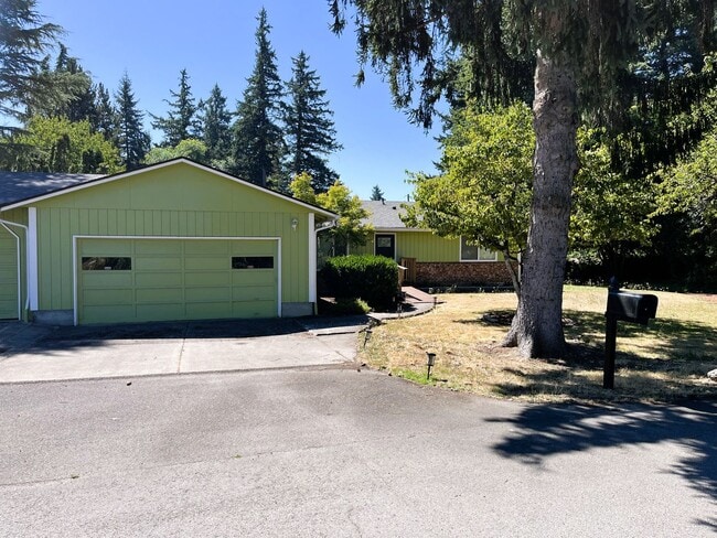 Building Photo - HALF OFF OF FIRST MONTH'S RENT! Beautifull...
