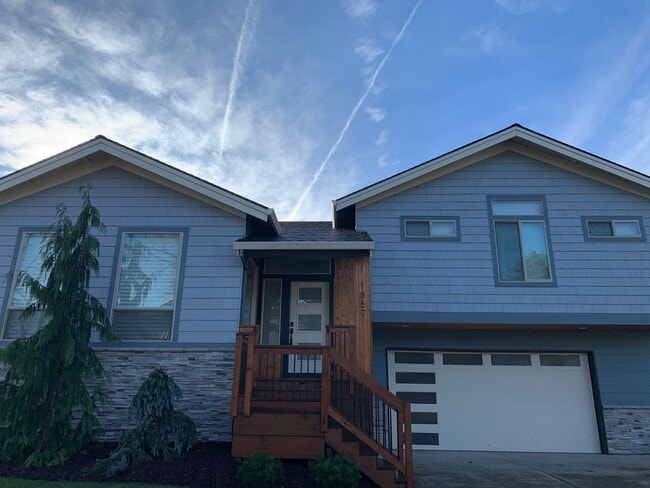 Photo - Beautiful Newly Custom Built Home! Vaulted Ceilings! Partially Furnished! Open Floor Plan!