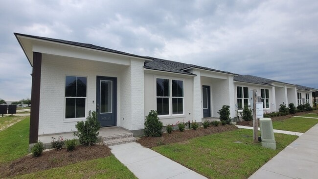Building Photo - In the heart of Zachary!