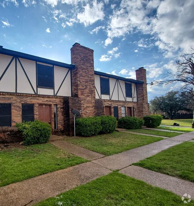 Building Photo - Cute Two Bedroom Townhome Unit 3