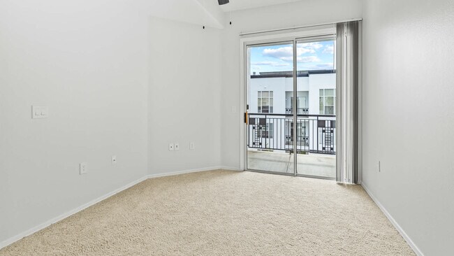 Dormitorio alfombrado con balcón - Archstone Fremont Center