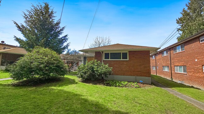 Building Photo - 35th Ave Unit 2