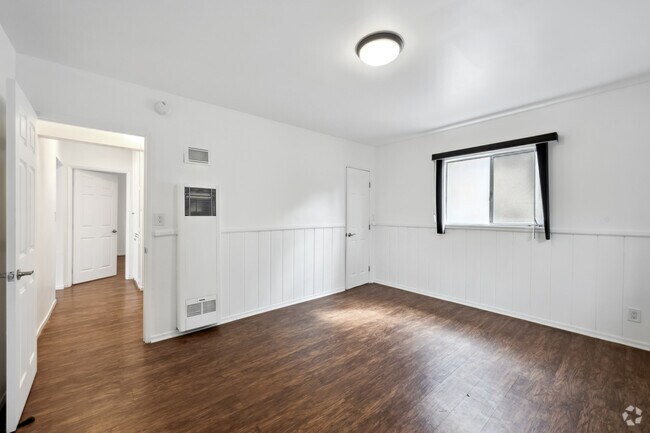2BR, 1 BA -1100SF