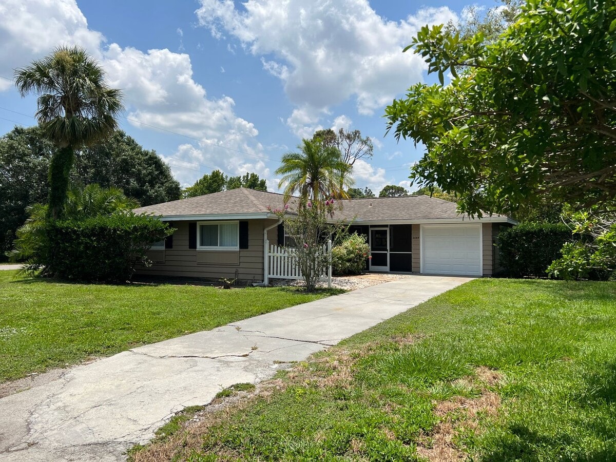 3 Bedroom 2 Bath Single Family Home w/Garage & Bonus Room - 3 Bedroom 2 Bath Single Family Home w/Garage & Bonus Room