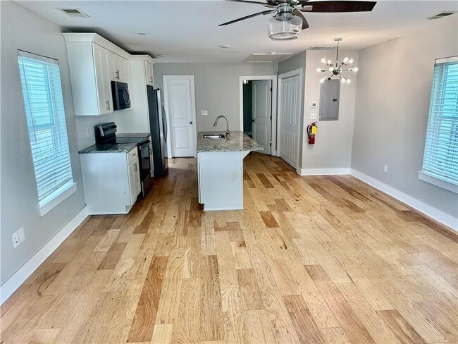 Photo - 946 Hubbard St SW