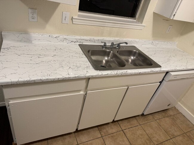 Photo - 1417 Laura Ln