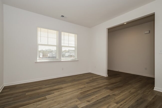 Photo - 209 Paisley Wy