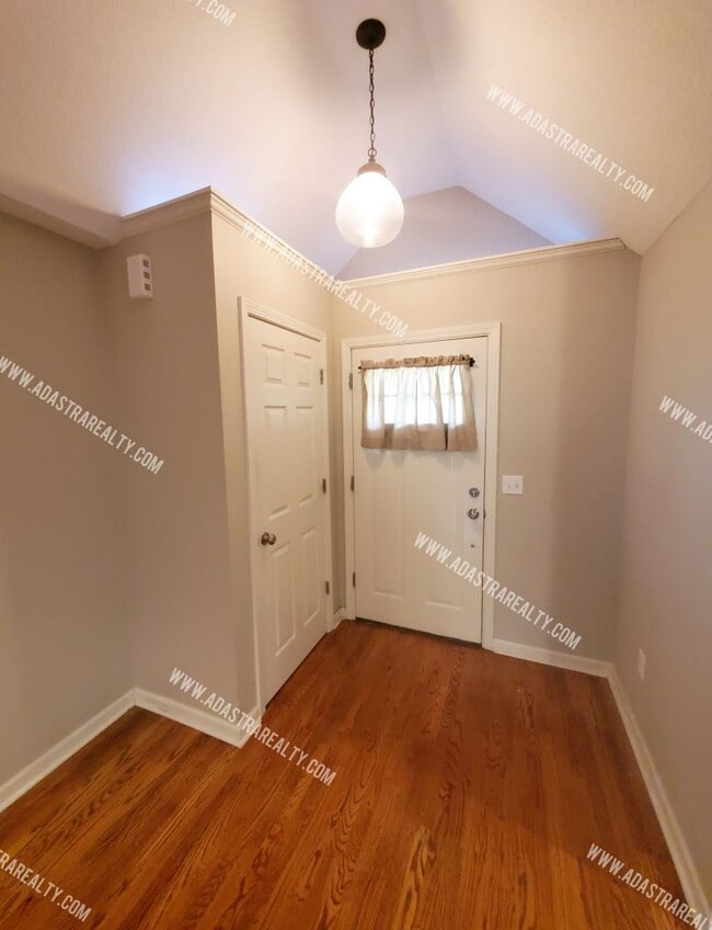 Photo - 5428 Maple St