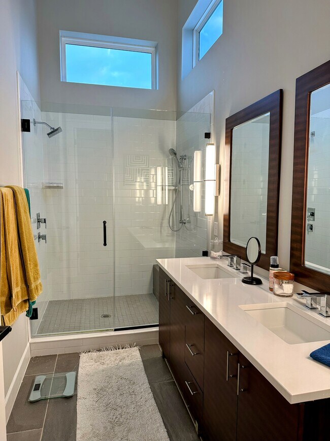 Master bathroom - 1907 Greenwood Ave Unit 3B