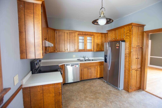 Photo - 3 bedroom 2.5 bathroom home with a fully fenced yard!