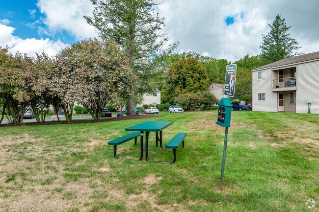 Picnic Area - Willow Wood Apartment Homes