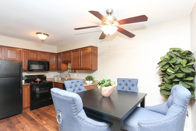 1BR, 1BA - 720 SF - The Calloway - Kitchen - Creeks on Kirklevington