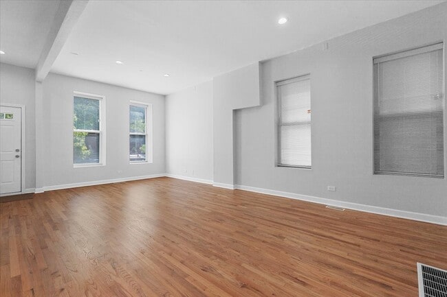 Building Photo - 858 N Paulina St Unit 2 Rental