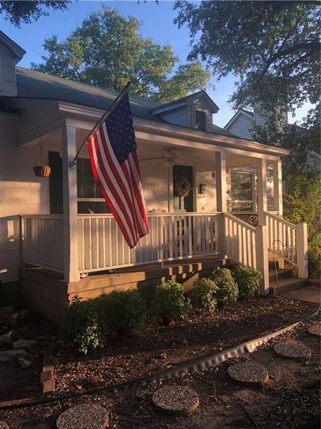 Photo - ADORABLE BUNGALOW LOCATED IN ARLINGTON HEIGHTS!