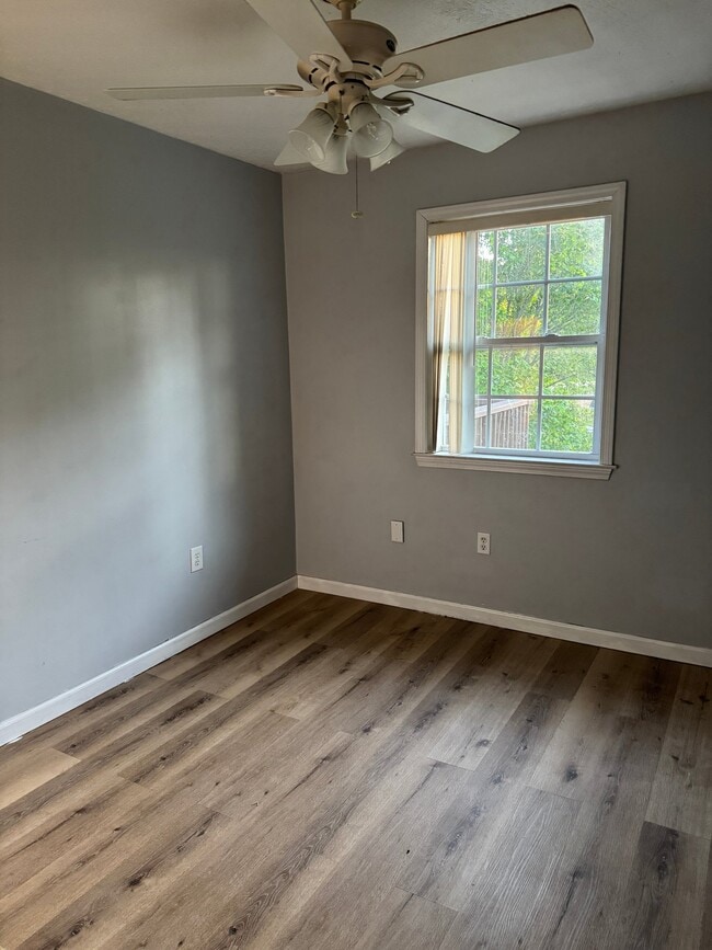 Photo - 223 N Queens Ct