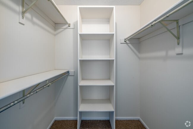The Kentucky Derby - 676SF - Closet