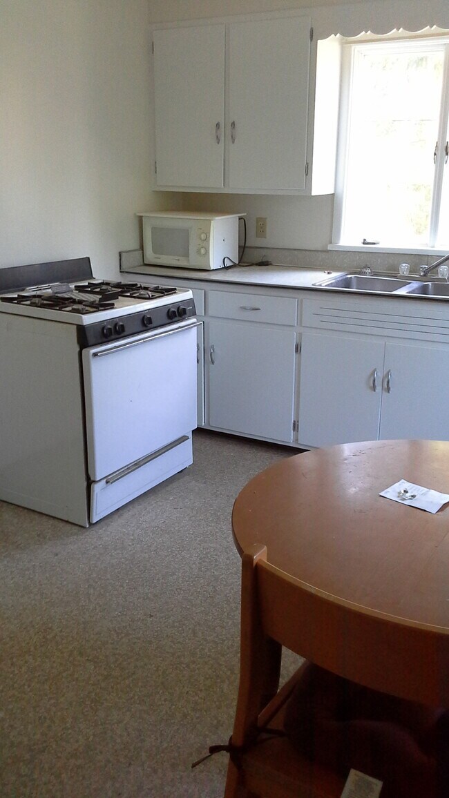 Photo - 931 E State St